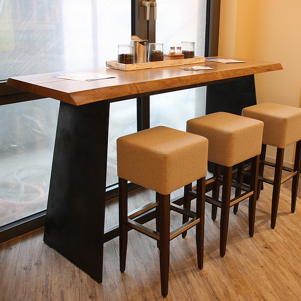 Stammtisch, Baumstammtisch, Bohlentisch, Holztisch, Massivtisch, Tisch mit Waldkante
