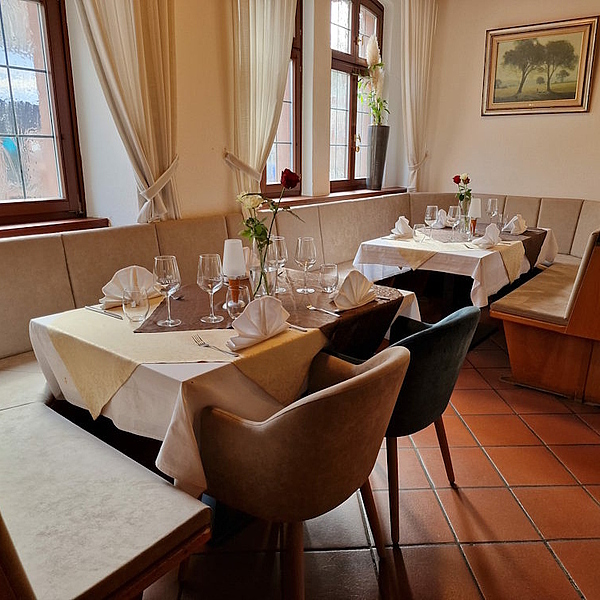 Gastronomie Einrichtung, Hotel Einrichtung, Gastro Stühle, Polsterstühle, Polstersessel, Gastro Bänke, Gastro Tische, Möbelaufbereitung 