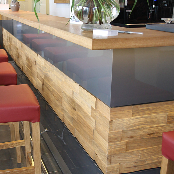 Gastro Theke, Gastro Thekenfront, Gastro Thekenverkleidung mit Spaltholz, Gastro Theke Holz
