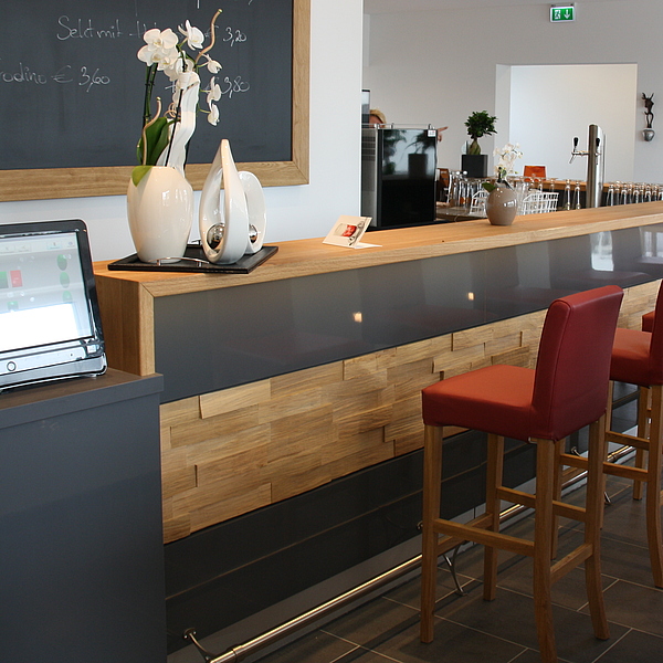 Gastro Theke, Gastro Thekenfront, Gastro Thekenverkleidung mit Spaltholz, Gastro Theke Holz