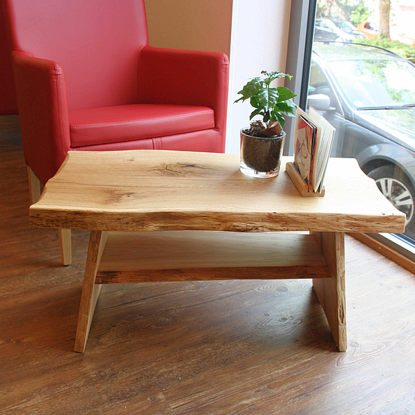 Massivholz Tisch mit Waldkante, Postersessel, Couchtisch Massivholz