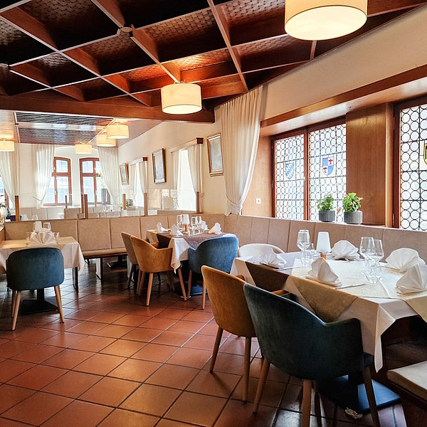 Gastronomie Einrichtung, Hotel Einrichtung, Gastro Stühle, Polsterstühle, Polstersessel, Gastro Bänke, Gastro Tische, Möbelaufbereitung 