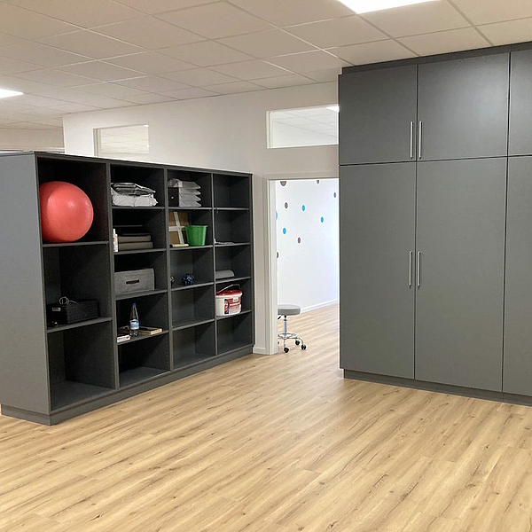 Rückschrank und Stauraumlösungen nach Maß für eine Physiopraxis – funktionale Praxiseinrichtung und Ladenbau von Hofmann Möbel.