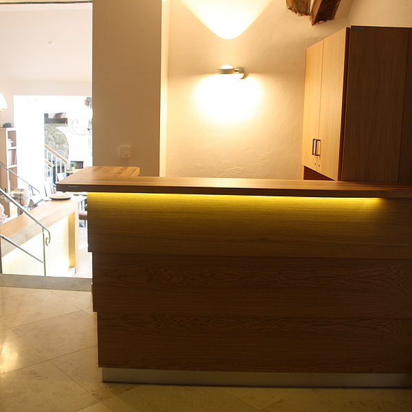 Gastronomie Theke, Thekenverkleidung getreppt, Thekenfront individuell, Gastro Theke Holz