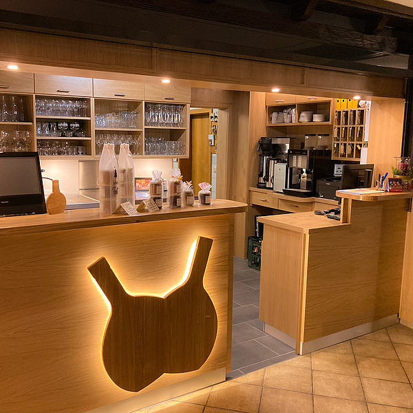 Gastro Theke, Gastro Theke nach Maß, individuelle Thekenfront, Boxbeutel, Wein, Vinothek