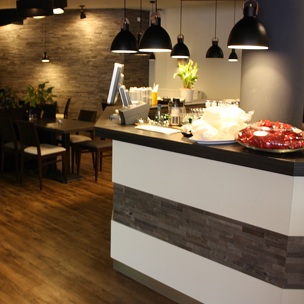 Gastro Theke, Gastro Thekenfront, Gastro Thekenverkleidung mit Holz, Gastro Theke Holz