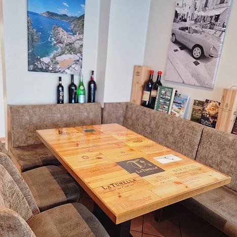 Gastro Tisch, Epoxidharz, Weinkistendeckel, Sondermodell, 3D-Optik, langlebig, Pizzeria, Vinothek