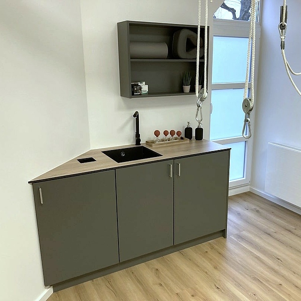 Individuelle Schrankanlage für eine Physiopraxis mit viel Stauraum – hochwertige Praxiseinrichtung, Ladenbau und Möbel nach Maß.