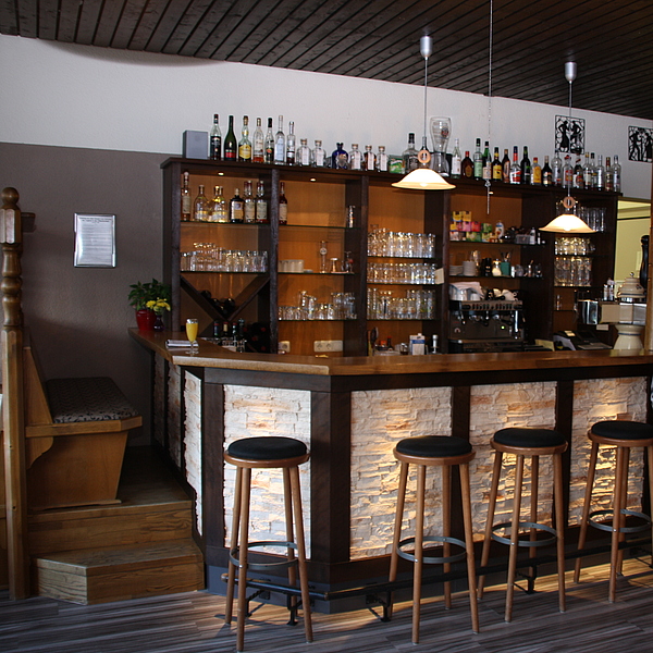 Thekenfront nach Maß, Thekenfront mit Holzrahmen und Panespol Feldern, individuelle Theken für die Gastronomie