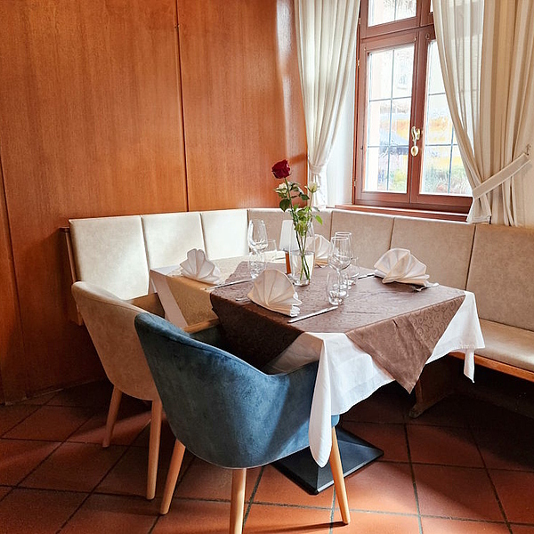 Gastronomie Einrichtung, Hotel Einrichtung, Gastro Stühle, Polsterstühle, Polstersessel, Gastro Bänke, Gastro Tische, Möbelaufbereitung 