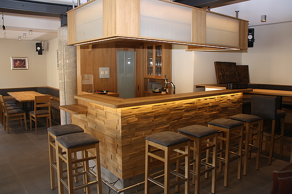 Gastro Theke, Theke mit Spaltholz, Hotel Theke, Theke beleuchtet, Barhocker, Thekenhocker