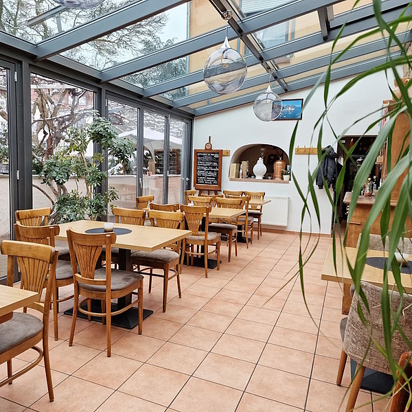 Gastro Stühle, Gastro Tische, Polsterstühle für die Gastronomie, Pizzeria, Vinothek, Hotel