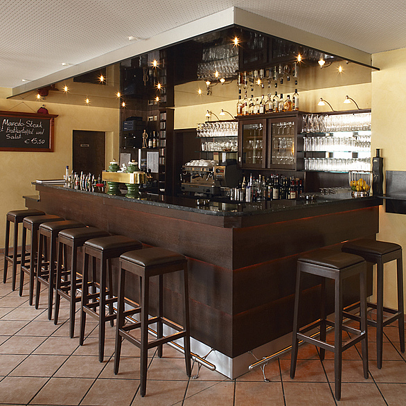 Gastronomie Theke, Thekenverkleidung getreppt, Thekenfront individuell, Gastro Theke Holz