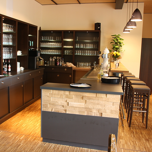 Gastro Theke, Gastro Thekenfront, Gastro Thekenverkleidung mit Spaltholz, Gastro Theke Holz