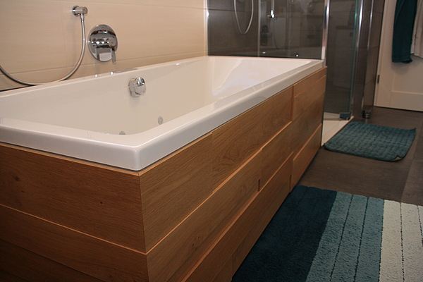 Badmöbel, Badewanne, Badewannenverkleidung aus Holz