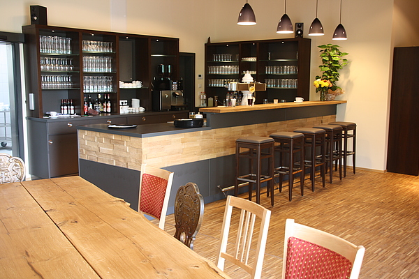 Gastro Theke, Gastro Thekenfront, Gastro Thekenverkleidung mit Spaltholz, Gastro Theke Holz