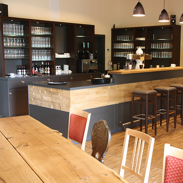 Gastro Theke, Gastro Thekenfront, Gastro Thekenverkleidung mit Spaltholz, Gastro Theke Holz