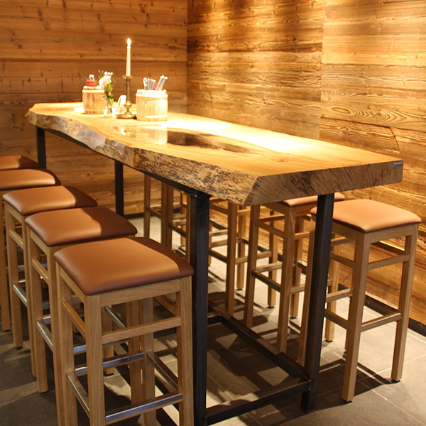 Tisch Massivholz, Massivholztisch, Tischplatte mit Waldkante und Glaseinsatz, Stehtisch, Polster Barhocker