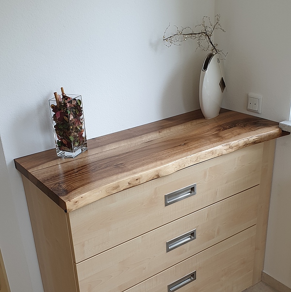 Garderobe Eingangsbereich, Schrank mit Arbeitsplatte Waldkante und Glaseinsatz