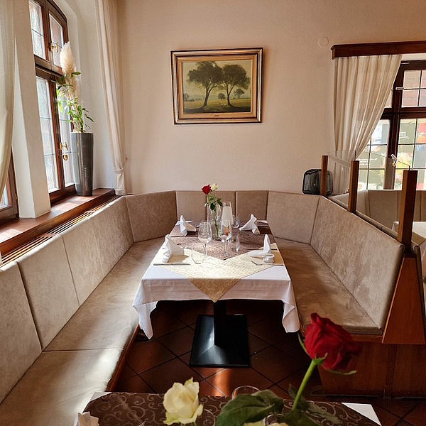 Gastronomie Einrichtung, Hotel Einrichtung, Gastro Stühle, Polsterstühle, Polstersessel, Gastro Bänke, Gastro Tische, Möbelaufbereitung 