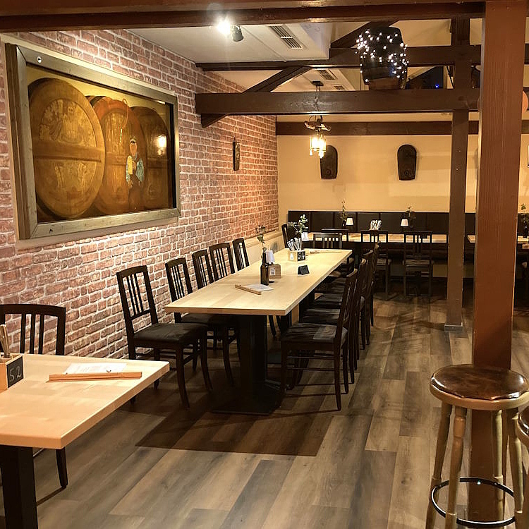 Gastronomieeinrichtung, Gastro Einrichtung Brauhaus, Gastro Stühle, Gastro Tische, Gastro Theke, Gastro Bänke, Gastro Regal nach Maß