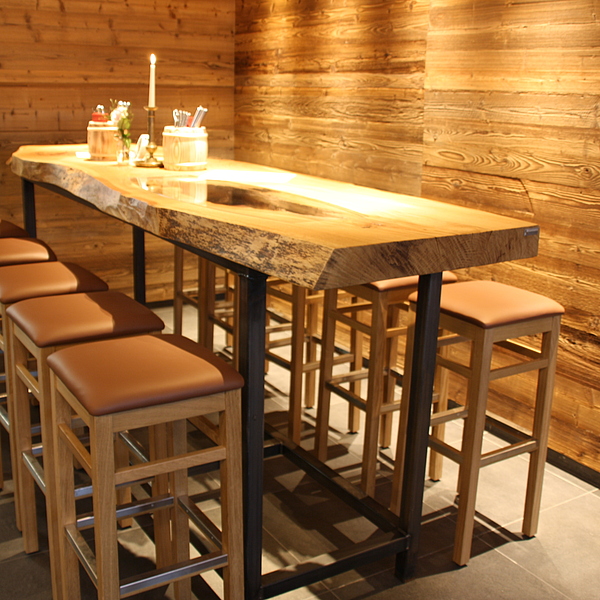 Gastro Stehtisch Massivholz, Waldkante, Gastrotisch mit Glaseinsatz, Barhocker