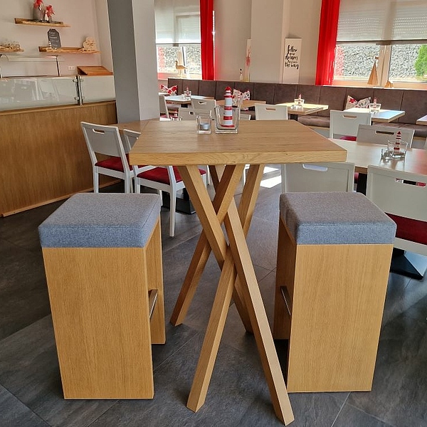 Gastro Stehtisch, Stehtisch für die Gastronomie, Gastronomieeinrichtung, Hoteleinrichtung, Massivholztisch