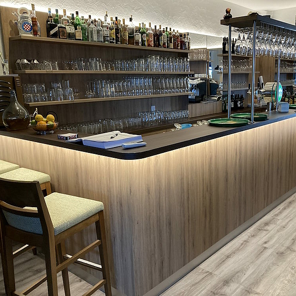 Restauranteinrichtung, Grillstube, Gastro Theke, Thekenfront, Gastronomietheke, beleuchtet, Thekenbau nach Maß