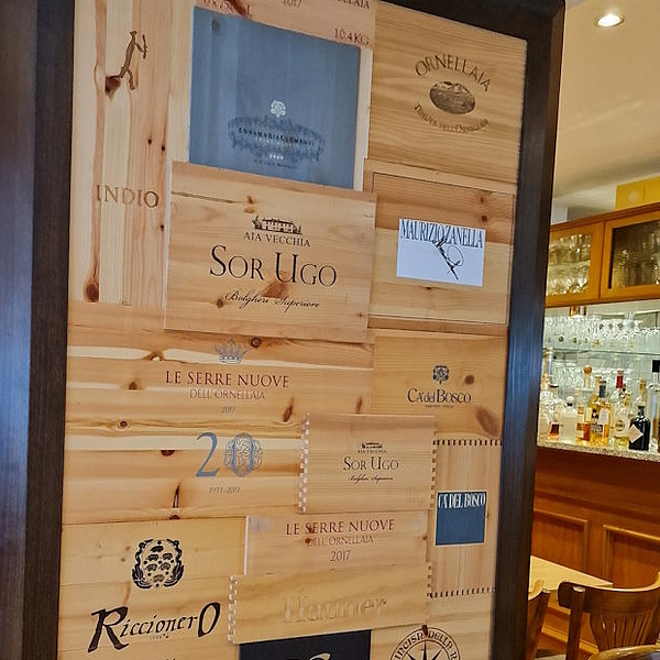 Wandbild aus Weinkistendeckeln, Sondermodell, 3D-Optik, langlebig, Bild für die Gastronomie, Vinothek, Pizzeria