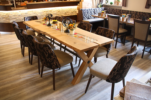 Tisch Massivholz, Gastro Tisch Massivholz, Gastro Stühle, Tisch mit Waldkante und Glaseinsatz