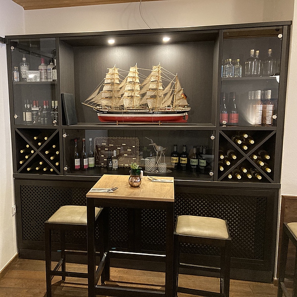 Weinregal, Glasschrank, Vitrine, Regal, Gastro Tische, Gastro Stühle