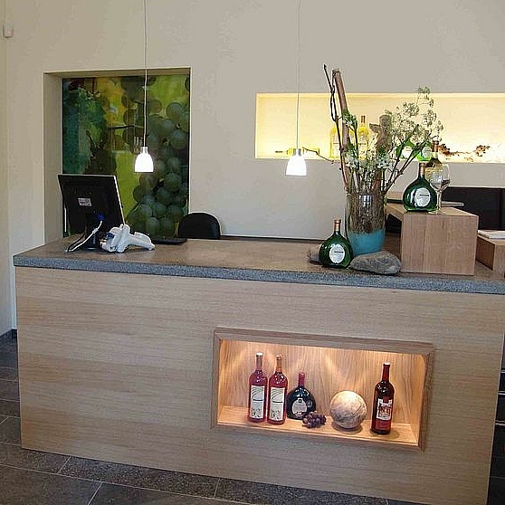 individuelle Thekenfront, Weinhandel, Präsentationstheke, Thekenbau nach Maß
