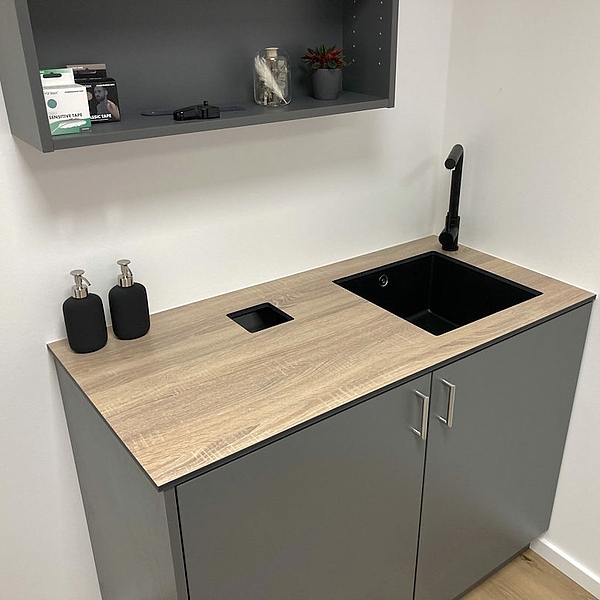 Individuelle Schrankanlage für eine Physiopraxis mit viel Stauraum – hochwertige Praxiseinrichtung, Ladenbau und Möbel nach Maß.