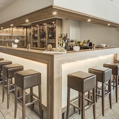 Theke, Gastro Theke, Gastronomietheke, Thekenhocker, Barhocker, Gläserschrank