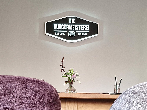 Gastronomieeinrichtung, Hoteleinrichtung, Polsterstühle, Polstersessel, Massivholztische