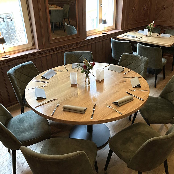 Gastronomieeinrichtung, Polstermöbel, Polsterbänke, Polsterstühle, Polstersessel, Polsterbarhocker, Gastro Rückschränke, Gastro Tische rund