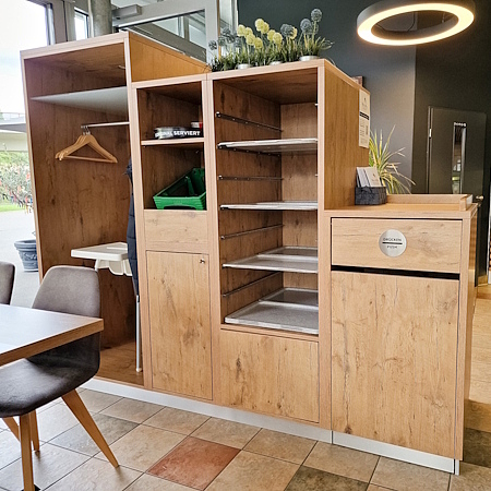 Abräumstation, Möbelbau nach Maß, Garderobe, Tablettschrank, Abfalleimer, Geschirrückgabe