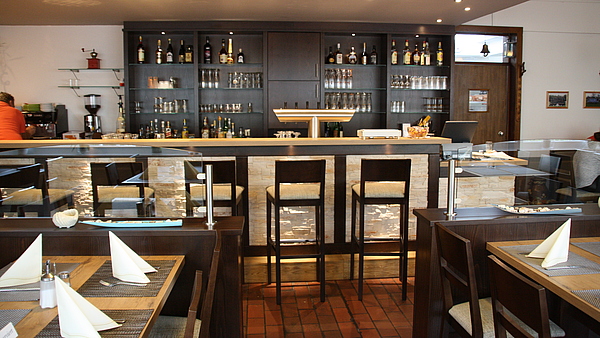 Thekenfront nach Maß, Thekenfront mit Holzrahmen und Panespol Feldern, individuelle Theken für die Gastronomie