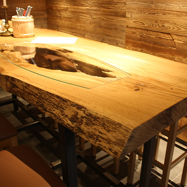 Gastro Stehtisch Massivholz, Waldkante, Gastrotisch mit Glaseinsatz, Barhocker