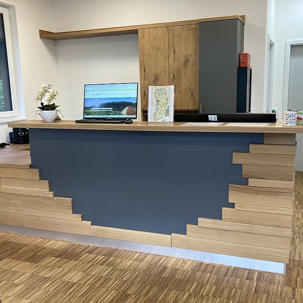 Maßgefertigte Gastrotheke aus dem Thekenbau nach Maß der Schreinerei Hofmann Kreuzwertheim im Natur & City Camping Ellwangen.