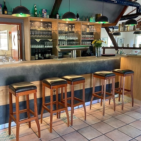 Gastro Theke, Gastro Thekenfront, Gastro Thekenverkleidung mit Spaltholz, Gastro Theke Holz