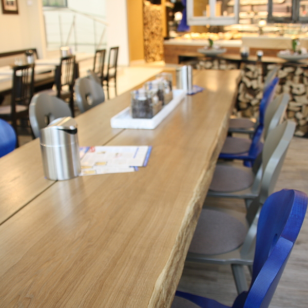 Gastro Tisch Massivholz, Polstersessel, Tisch mit Waldkante