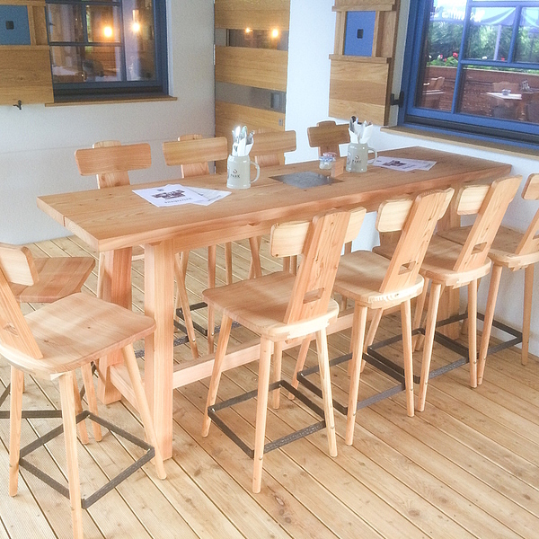 Gastro Stehtisch Massivholz, Waldkante, Barhocker