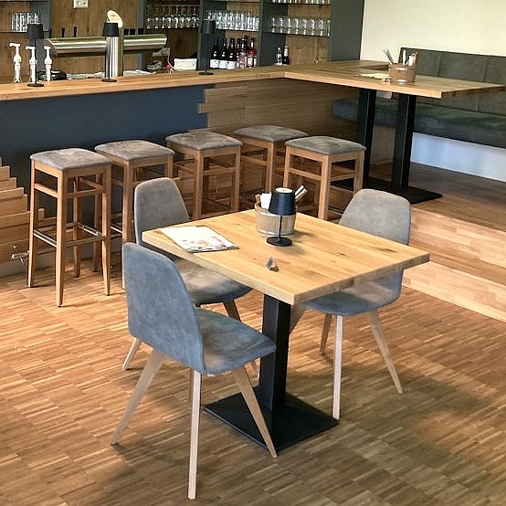 Maßgefertigter Gastraum mit Gastrotheke, Tischen, Stühlen und Bank aus der Schreinerei Hofmann Kreuzwertheim für Natur & City Camping Ellwangen.