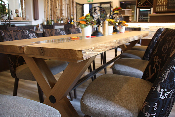 Tisch Massivholz, Gastro Tisch Massivholz, Gastro Stühle, Tisch mit Waldkante und Glaseinsatz