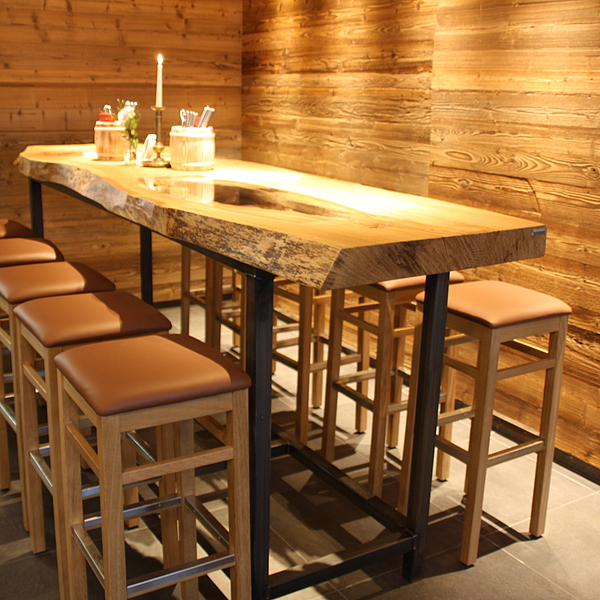Stammtisch, Baumstammtisch, Bohlentisch, Holztisch, Massivtisch, Tisch mit Waldkante