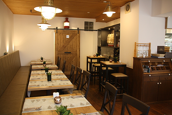 Stapelstuhl Eiche mit und ohne Polstersitz, Cafe, Bistro, Almhütte, Campingplatz, Restaurant, Gasthof, Bistro, Vinothek, Weingut, Bäckerei, Ristorante, Trattoria, Pizzeria
