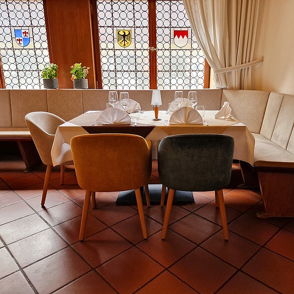 Gastronomie Einrichtung, Hotel Einrichtung, Gastro Stühle, Polsterstühle, Polstersessel, Gastro Bänke, Gastro Tische, Möbelaufbereitung 