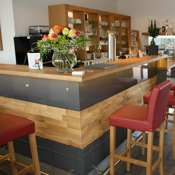 Gastro Theke, Gastro Thekenfront, Gastro Thekenverkleidung mit Spaltholz, Gastro Theke Holz