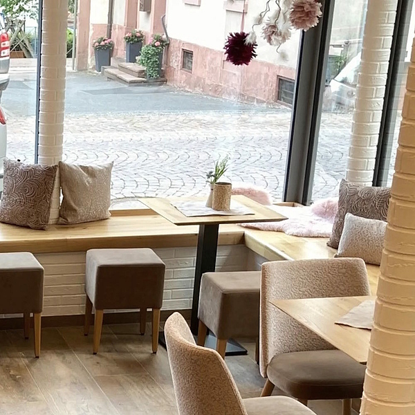 Kleine Konditorei Geis Lohr, Café, Bäckerei, Pralinen, Gastro Einrichtung Polstermöbel, Gastro Tische, Gastro Sessel